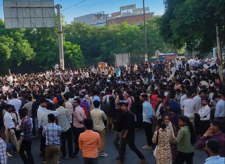 नोएडा में कर्मचारियों का हिंसक प्रदर्शन, गाड़ियों में की तोड़फोड़