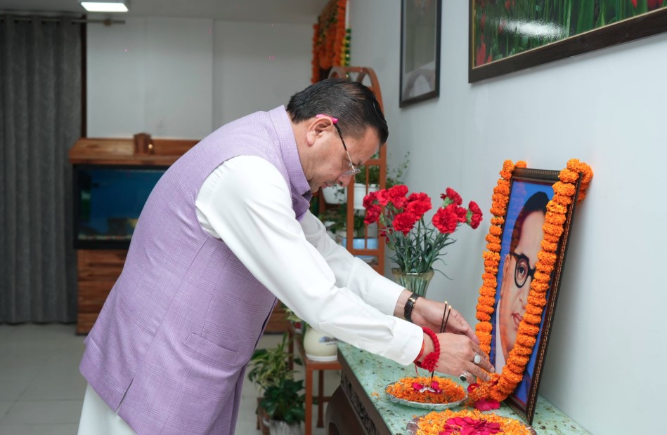 मुख्यमंत्री धामी ने भारत रत्न डॉ. भीमराव अंबेडकर के चित्र पर पुष्प अर्पित कर दी श्रद्धांजलि