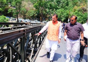 मुख्यमंत्री धामी ने मसूरी रोड स्थित शिव मंदिर के निर्माणाधीन पुल का किया स्थलीय निरीक्षण