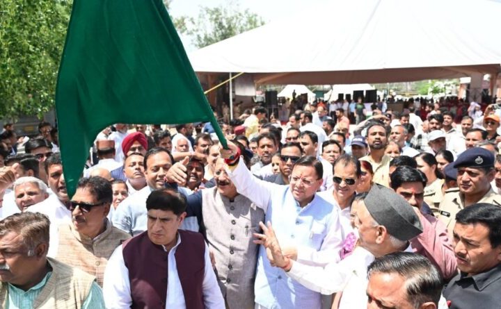 मुख्यमंत्री धामी ने चार धाम जाने वाली बसों को हरी झंडी दिखाकर किया रवाना