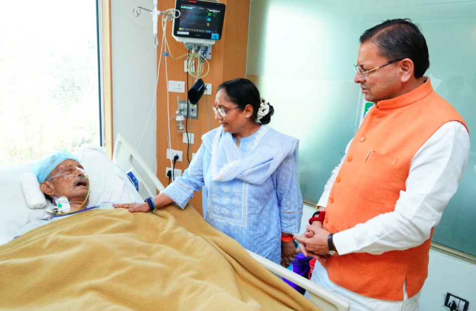 मुख्यमंत्री धामी ने मैक्स अस्पताल पहुंचकर पूर्व मुख्यमंत्री भुवन चंद्र खंडूरी का जाना हालचाल
