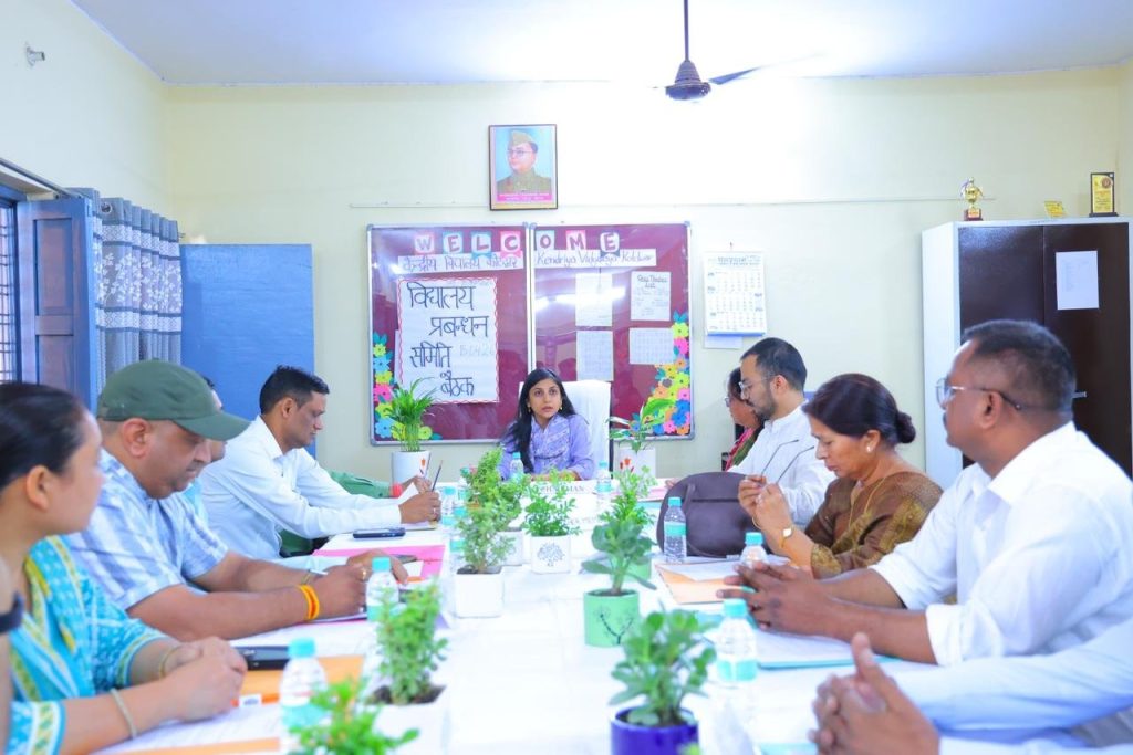 केंद्रीय विद्यालय को आदर्श शिक्षण संस्थान बनाने की दिशा में पहल, जिलाधिकारी ने विद्यालय प्रबंधन समिति की बैठक में व्यवस्थाओं का लिया व्यापक जायज़ा