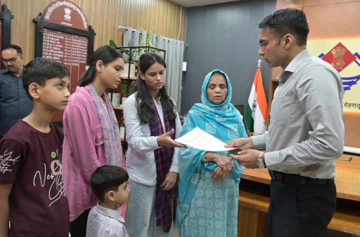 असहाय विधवा को डीएम का सहारा, बैंक ऋण कराया समाप्त