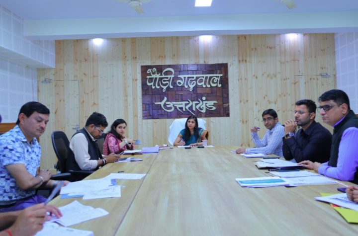 सड़क सुरक्षा में लापरवाही बर्दाश्त नहीं, सभी विभाग समन्वय के साथ करें कार्य- डीएम