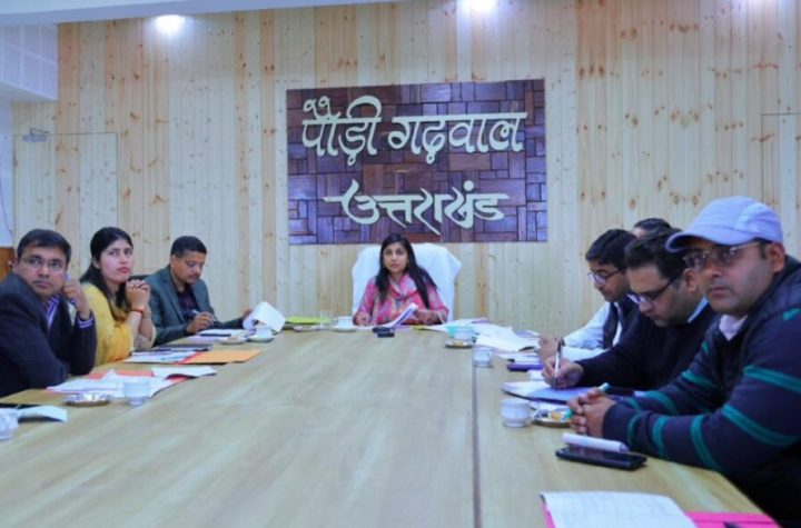 मुख्यमंत्री घोषणाओं से जुड़े कार्यों में किसी भी प्रकार की लापरवाही स्वीकार नहीं की जाएगी- डीएम