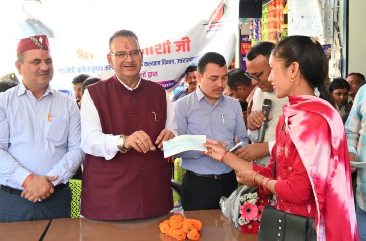 कैबिनेट मंत्री गणेश जोशी ने आपदा प्रभावित दुकानदारों को दिए सहायता राशि के चैक