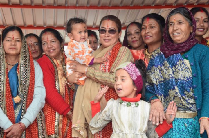 सोमेश्वर में देव पूजन वैशी कार्यक्रम में शामिल हुईं मंत्री रेखा आर्या