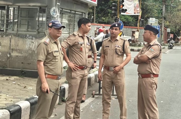 शहर के विभिन्न सार्वजनिक स्थानों और पार्कों में चला दून पुलिस का चेकिंग अभियान