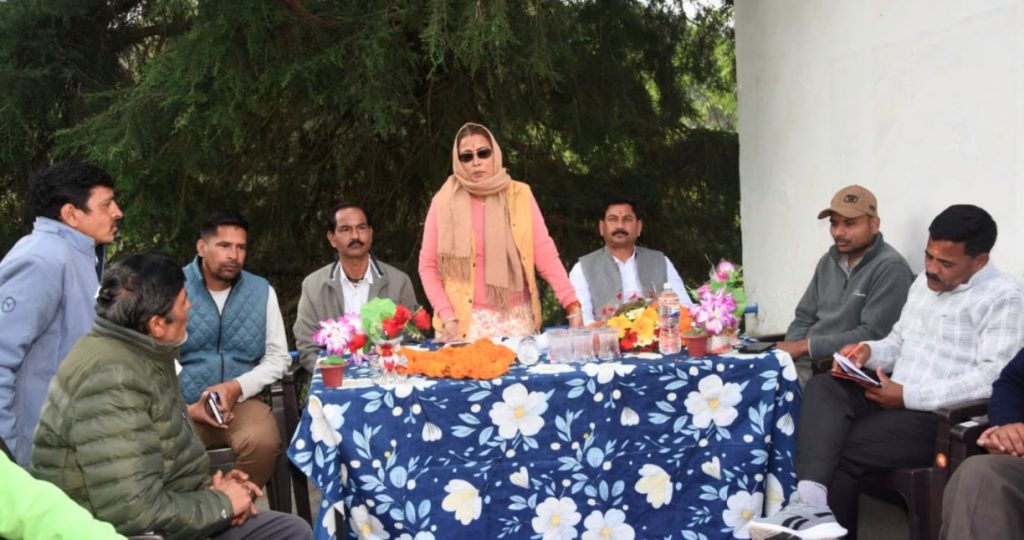 कैबिनेट मंत्री रेखा आर्या ने सुनीं ग्रामीणों की समस्याएं
