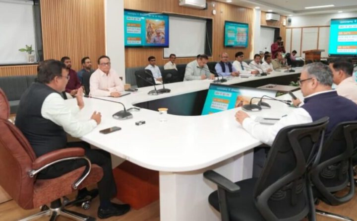 मुख्य सचिव आनन्द बर्द्धन ने वनाग्नि की रोकथाम को लेकर सम्बन्धित विभागों के साथ की बैठक