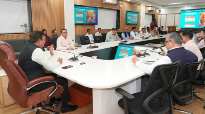 मुख्य सचिव आनन्द बर्द्धन ने वनाग्नि की रोकथाम को लेकर सम्बन्धित विभागों के साथ की बैठक