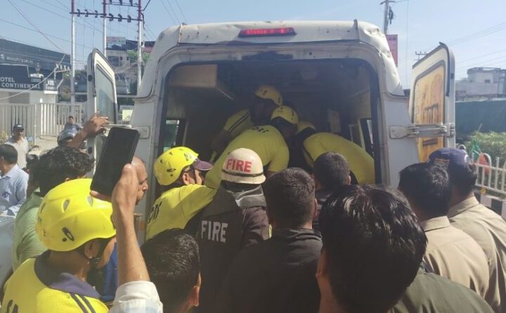 आईएसबीटी क्षेत्र में कार-ट्रक की जोरदार टक्कर, SDRF ने ट्रक में फंसे युवक को निकाला सुकुशल बाहर