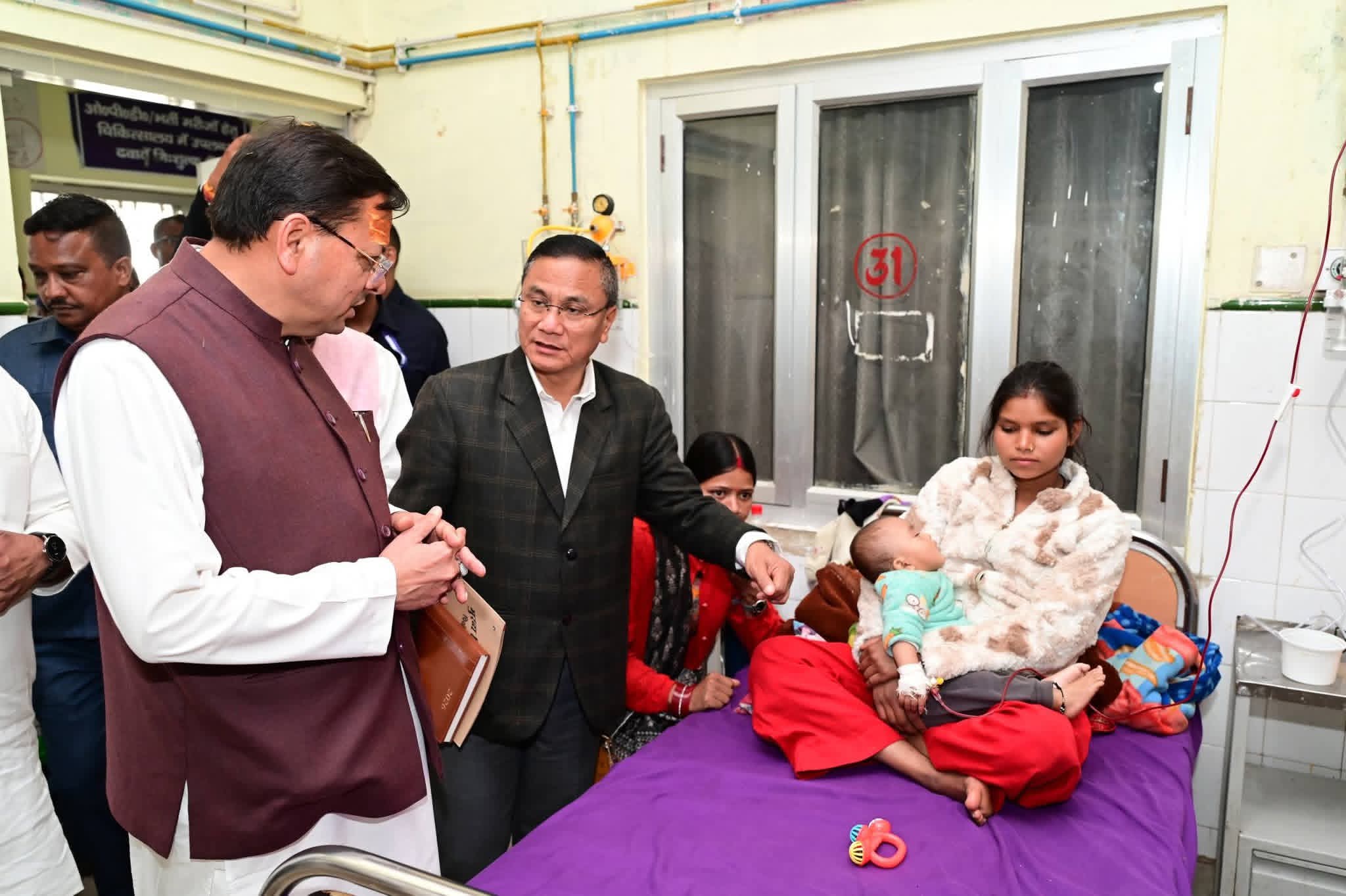 मुख्यमंत्री ने पिथौरागढ़ जिला चिकित्सालय का किया निरीक्षण