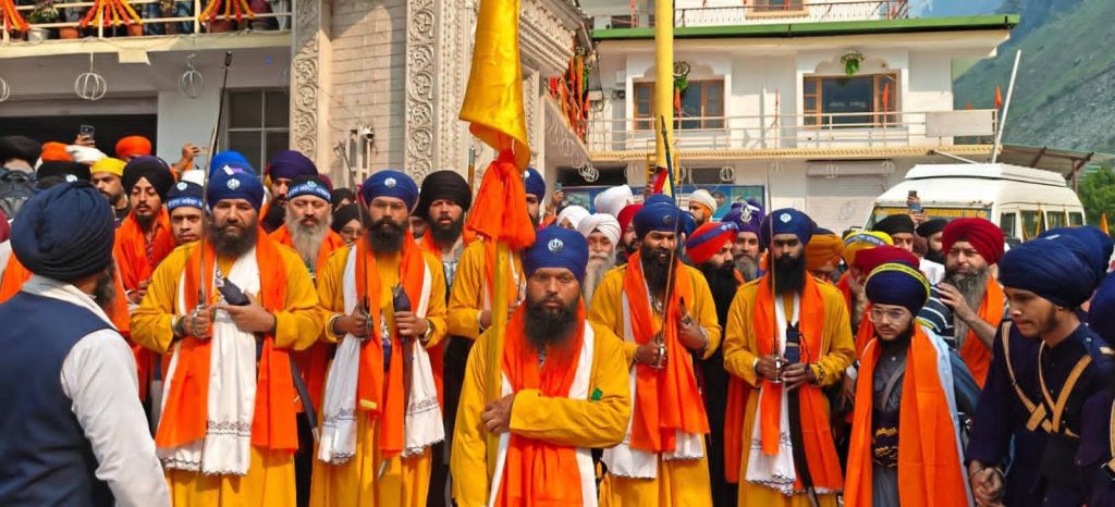 सिख श्रद्धालुओं का पहला जत्था हेमकुंट साहिब के लिए रवाना हुआ
