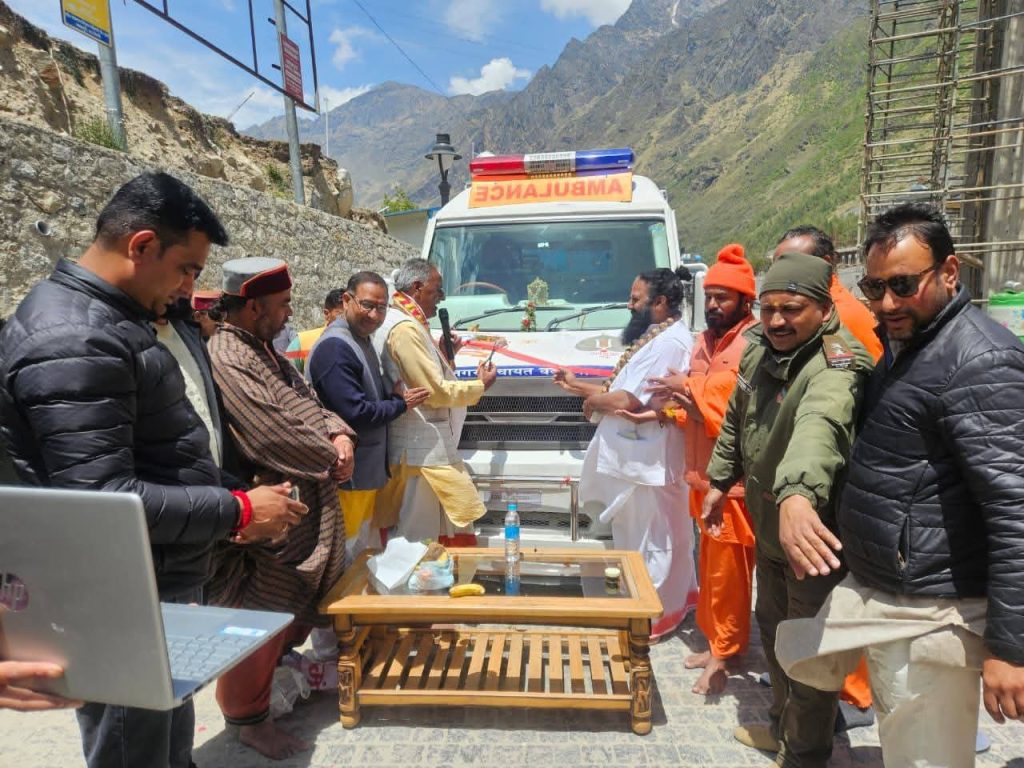 श्रद्धालुओं के स्वास्थ्य सुरक्षा के लिए हाईटेक एंबुलेंस भेंट की