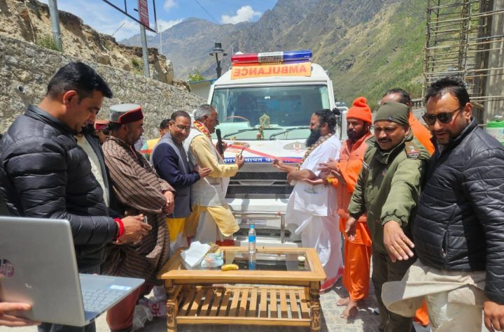 श्रद्धालुओं के स्वास्थ्य सुरक्षा के लिए हाईटेक एंबुलेंस भेंट की