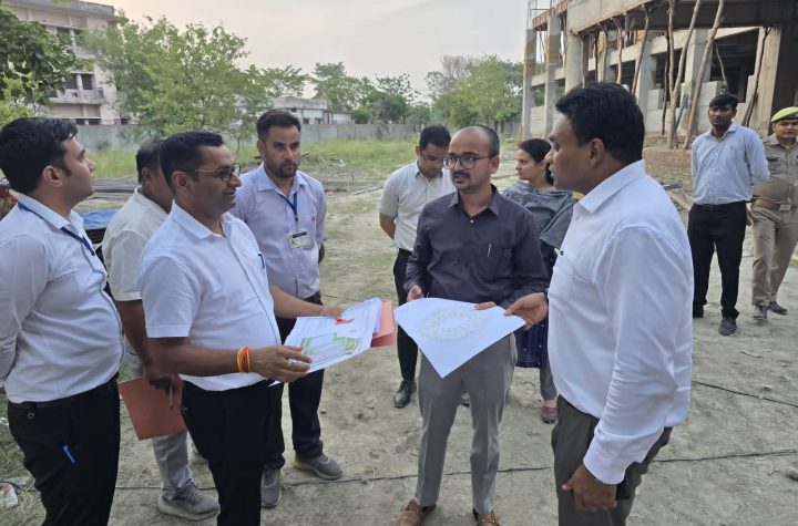 प्रधानमंत्री आवास योजना के अंतर्गत बन रहे घरों का जायजा लिया