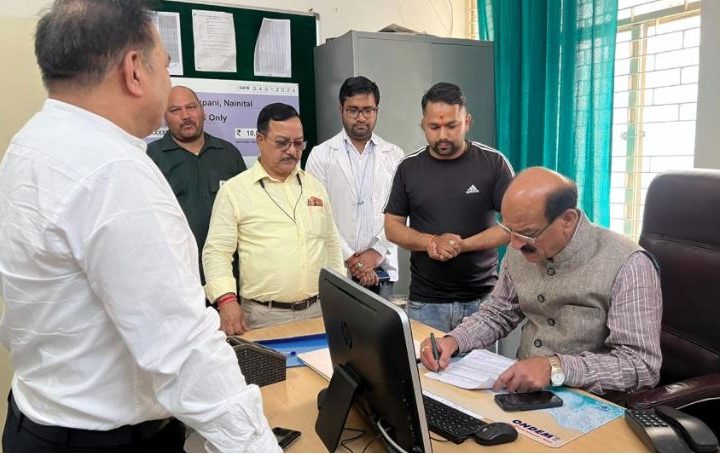 स्वास्थ्य मंत्री सुबोध उनियाल ने किया गरमपानी सामुदायिक स्वास्थ्य केंद्र का औचक निरीक्षण
