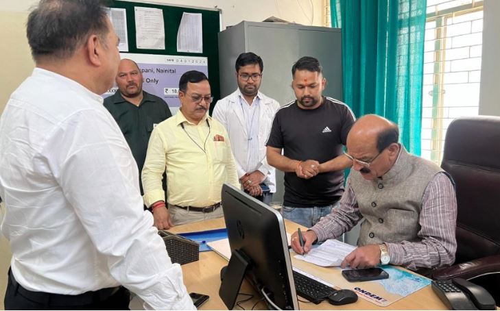 स्वास्थ्य मंत्री सुबोध उनियाल ने किया गरमपानी सामुदायिक स्वास्थ्य केंद्र का औचक निरीक्षण