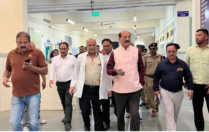 स्वास्थ्य मंत्री सुबोध उनियाल ने डॉक्टर सुशीला तिवारी अस्पताल का किया औचक निरीक्षण