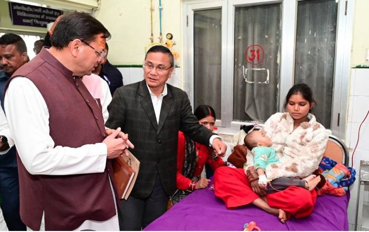मुख्यमंत्री धामी ने जिला चिकित्सालय पिथौरागढ़ का किया औचक निरीक्षण