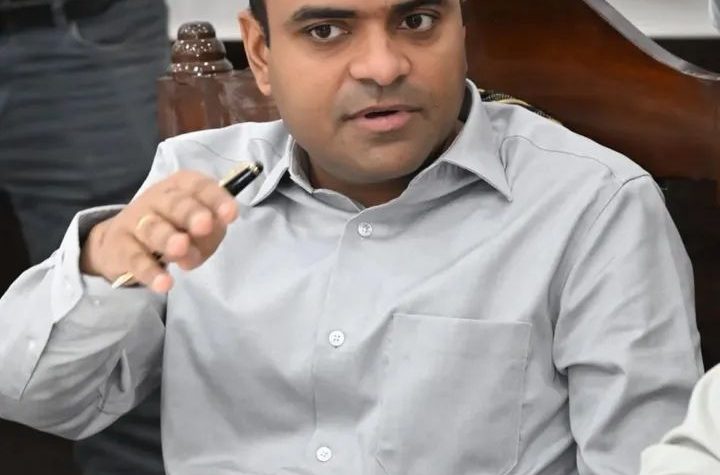 सीएम हेल्पलाइन में दर्ज शिकायतों का निस्तारण प्राथमिकता से करे 