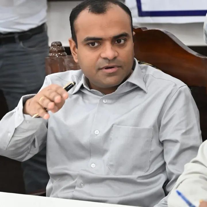 सीएम हेल्पलाइन में दर्ज शिकायतों का निस्तारण प्राथमिकता से करे 