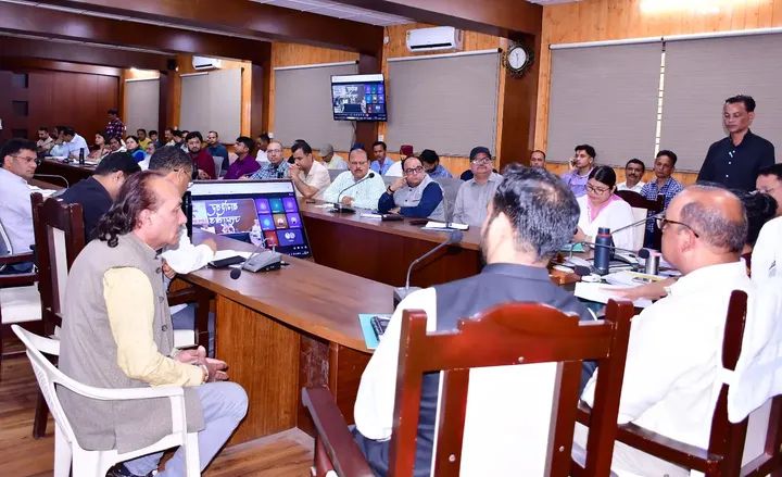 जनसुनवाई कार्यक्रम में अधिकारियों ने सुनीं लोगों की समस्याएं