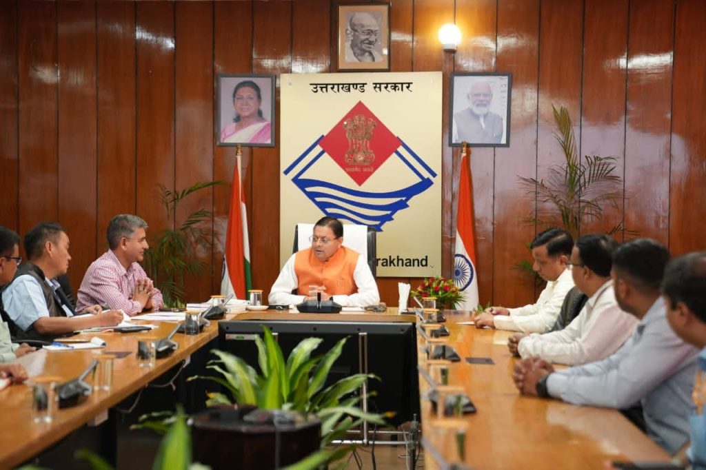 अधिकारी विकास योजनाओं का लाभ जन,जन तक पहुंचाएं : धामी
