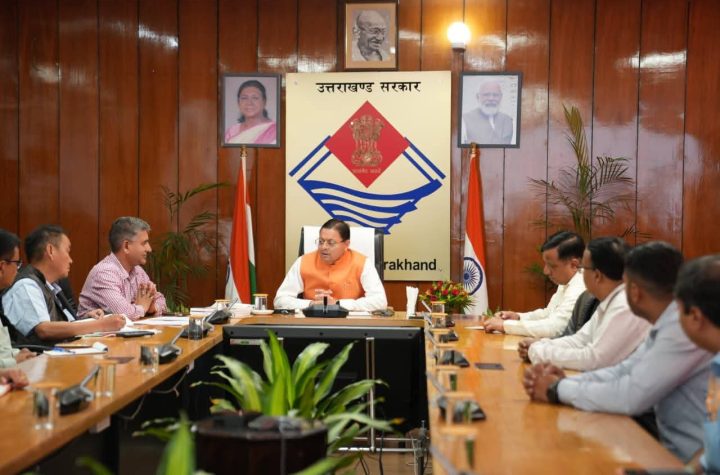 अधिकारी विकास योजनाओं का लाभ जन,जन तक पहुंचाएं : धामी