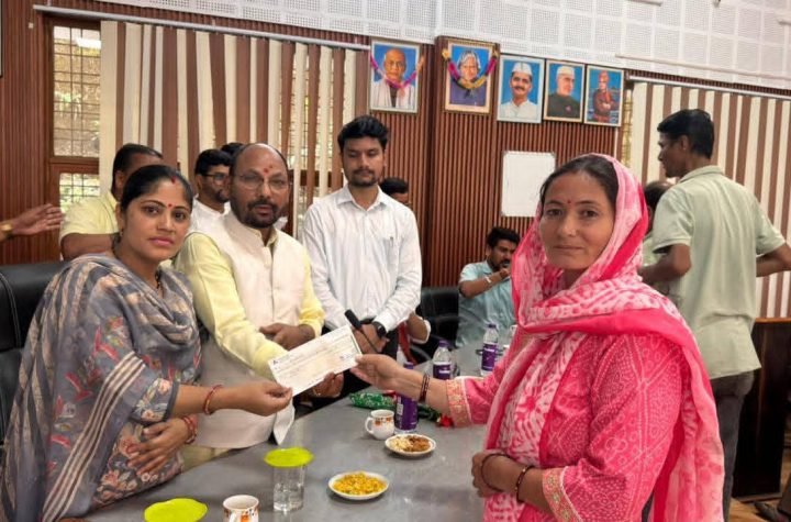 विधायक ने आपदा प्रभावितों को राहत राशि के चैक दिए