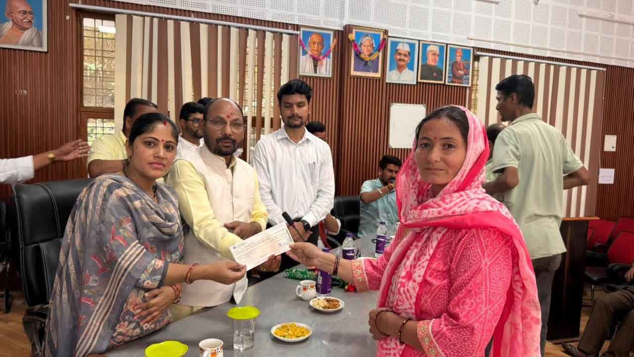 विधायक ने आपदा प्रभावितों को राहत राशि के चैक दिए