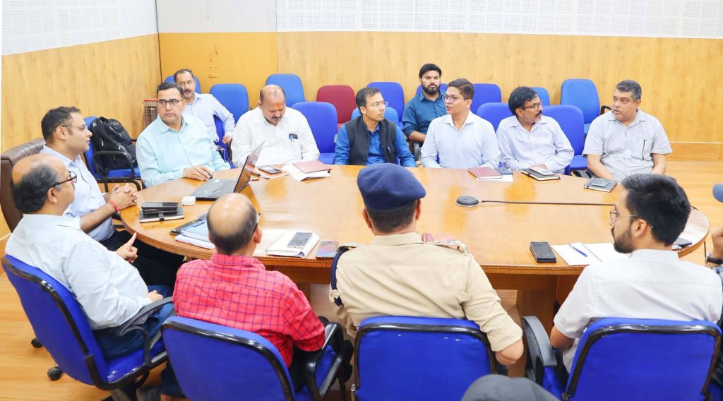 मॉक ड्रिल की तैयारियों डीएम ने ली बैठक