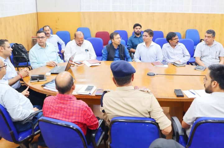 मॉक ड्रिल की तैयारियों डीएम ने ली बैठक