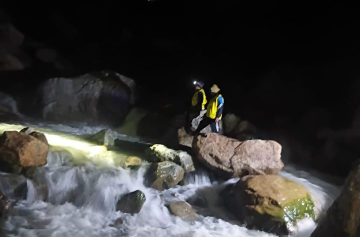शॉर्टकट के चक्कर में रास्ता भटके चार यात्री, SDRF ने रात के अंधेरे में किया सुरक्षित रेस्क्यू