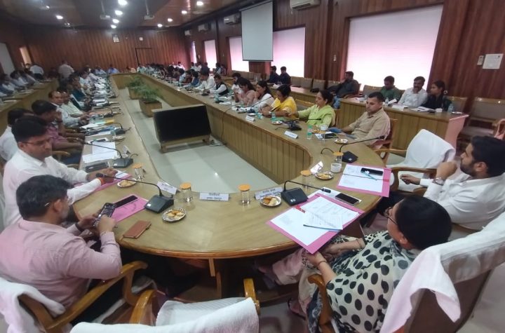जिला पंचायत बोर्ड की बैठक में ग्रामीण विकास कार्यों की समीक्षा, जनसमस्याओं के समाधान पर जोर