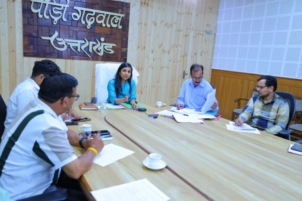 जिलाधिकारी ने राजनीतिक दलों के प्रतिनिधियों के साथ की समीक्षा बैठक