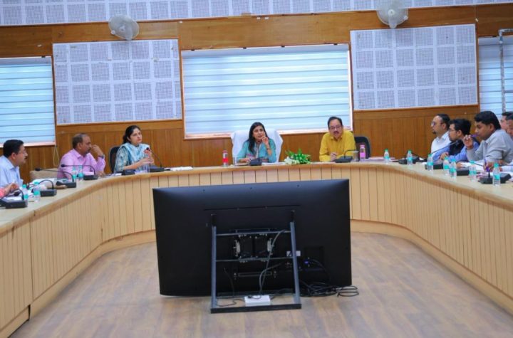 बीडीओ ग्राम पंचायतों की व्यवस्था को स्वयं जांचकर ग्रामीणों को आत्मनिर्भर बनाने पर दें जोर- डीएम