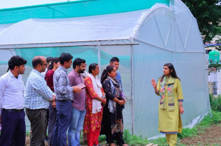 कोट और देवल में फूलों व सब्जियों की खेती से बदलेगी ग्रामीण अर्थव्यवस्था- जिलाधिकारी