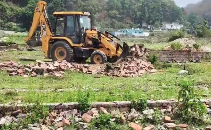 एमडीडीए की सख्ती- अतुल्यम रिजॉर्ट के पास 10 बीघा में अवैध प्लाटिंग ध्वस्त