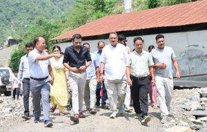 कार्लीगाड़ पहुंचकर कैबिनेट मंत्री गणेश जोशी ने लिया आपदा राहत कार्यों का जायजा