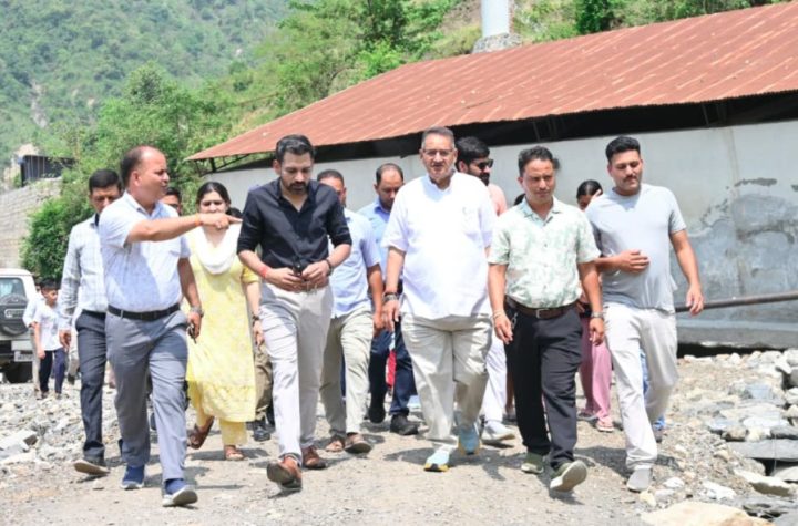 कार्लीगाड़ पहुंचकर कैबिनेट मंत्री गणेश जोशी ने लिया आपदा राहत कार्यों का जायजा