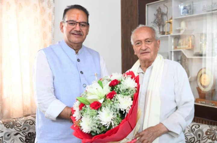 पद्मभूषण सम्मान मिलने पर कैबिनेट मंत्री गणेश जोशी ने भगत सिंह कोश्यारी को दी बधाई