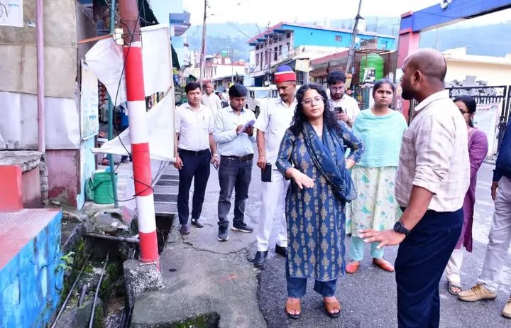 निर्माण कार्य निर्धारित समय पर करने के निर्देश दिए