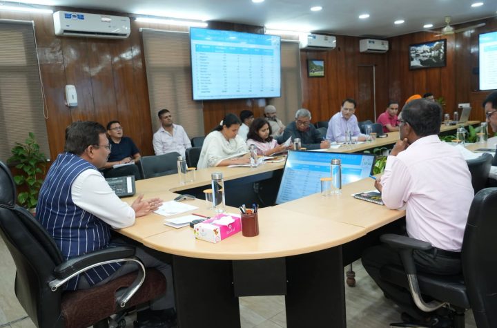 पात्र लाभार्थियों को आवास उपलब्ध कराएं