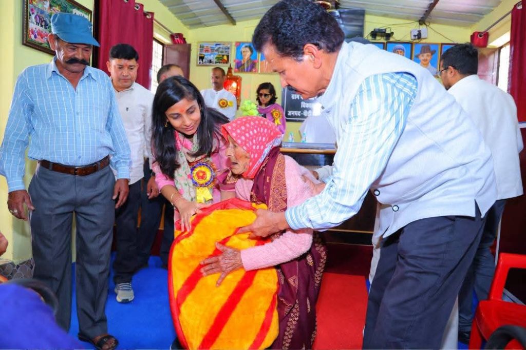 खिर्सू के कठूड़ गांव पहुंचीं डीएम स्वाति भदौरिया, चौपाल में सुनी ग्रामीणों की समस्याएं, अधिकारियों को दिए निर्देश
