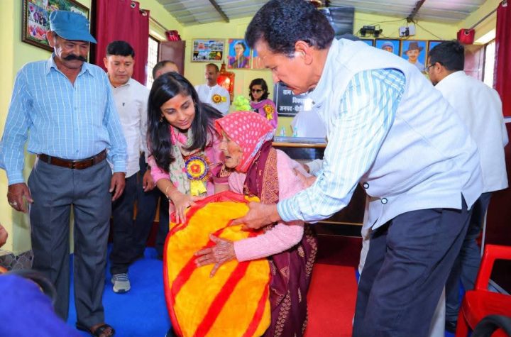 खिर्सू के कठूड़ गांव पहुंचीं डीएम स्वाति भदौरिया, चौपाल में सुनी ग्रामीणों की समस्याएं, अधिकारियों को दिए निर्देश