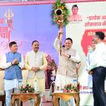रेल यात्रा को हरी झंडी दिखाकर किया रवाना