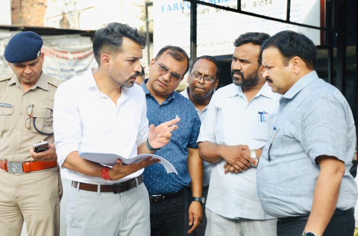 आढ़त बाजार–तहसील चौक सड़क चौड़ीकरण परियोजना का डीएम ने किया निरीक्षण, मुआवजा प्रक्रिया में तेजी के निर्देश