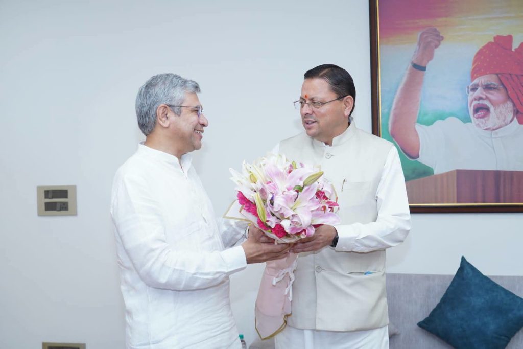 मुख्यमंत्री ने रेल परियोजनाओं के क्रियान्वयन से संबंधित विषयों पर की चर्चा
